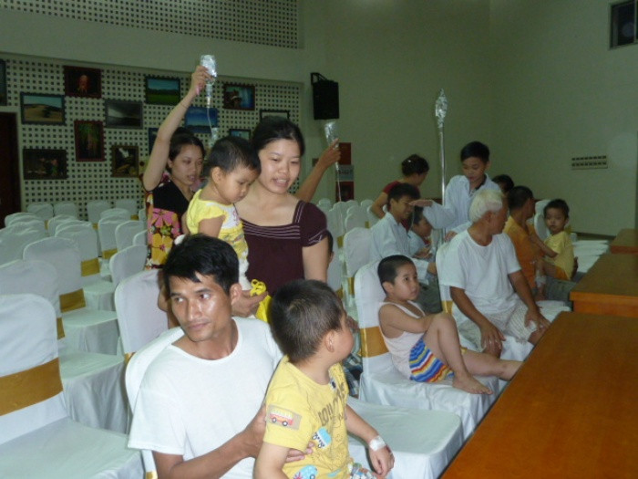 Mặc dù chưa đến giờ, nhưng nhiều bố mẹ đã đưa con đến hội trường để giao lưu văn nghệ.