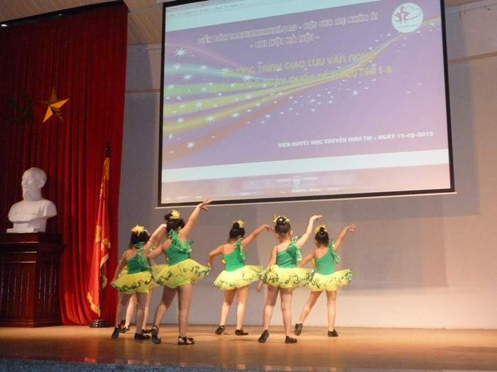 Màn múa hát của các bé CLB Búp bê.