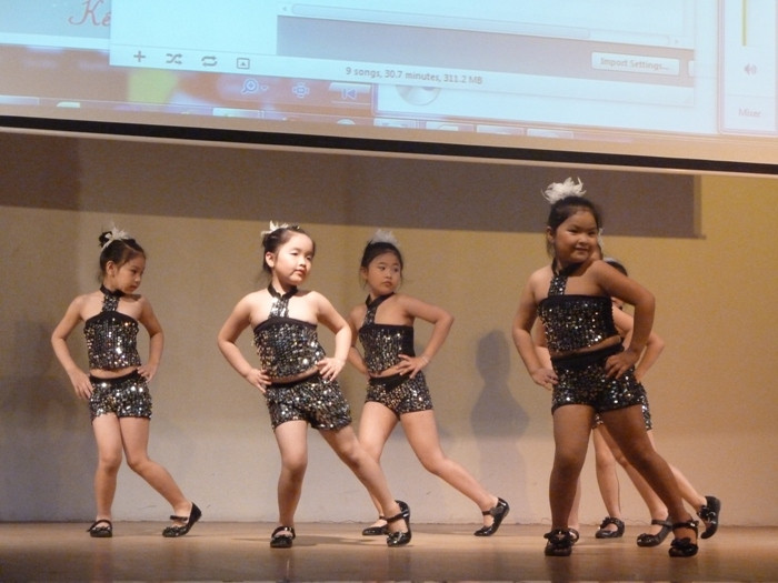 Những tiết mục văn nghệ múa, hát, nhảy hiện đại…khiến hội trường sôi động, tưng bừng, gần gũi hơn. Hào hứng với tiết mục nhảy Hàn quốc do các em nhỏ đến từ CLB Búp bê; cuốn hút với màn nhảy hiện đại của cặp đôi nhí Ngọc Hải – Bảo Ngọc (giải nhất bước nhảy Xì tn 2011)…