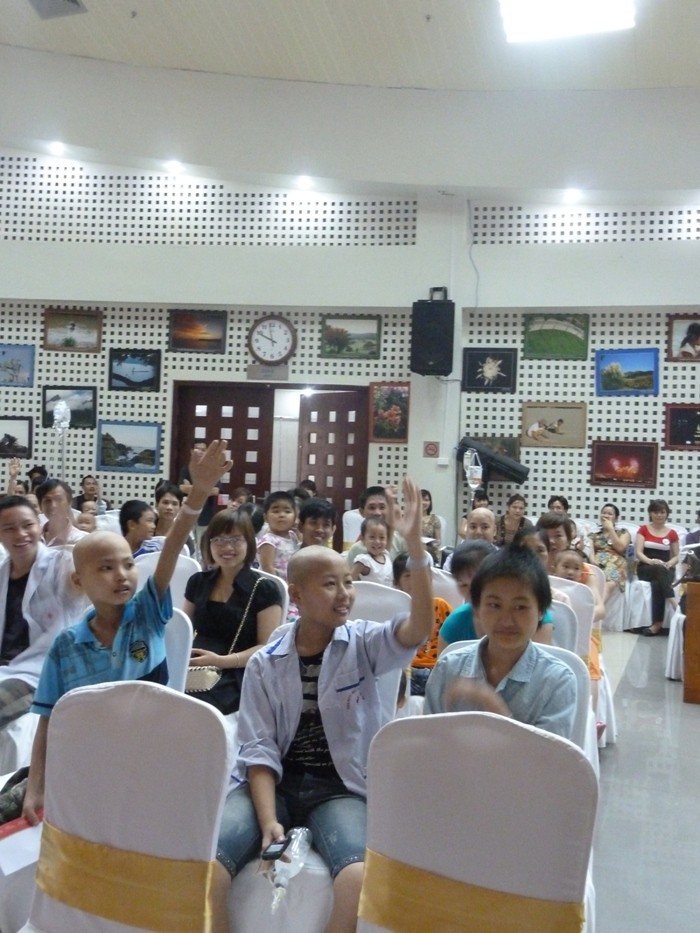 Mặc dù tay bị tiêm truyền, nhưng các em dều hào hứng trong phần thi đố câu hỏi về Bác Hồ, tươi cười xem các tiết mục văn nghệ.