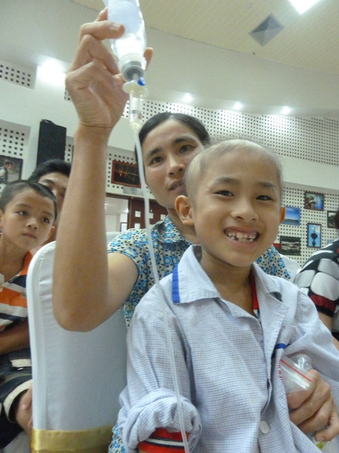 Em Hà Anh Tuấn (9 tuổi), ở Sông Lô, Vĩnh Phúc khoe rằng lần đầu tiên được giao lưu văn nghệ, được tặng quà như thế này. Mẹ của em xúc động nói: "Cảm ơn các cô, các chú trong Hội cha mẹ Nhân ái đã đem đến niềm vui cho các bé trong này. Nghe tin có chương trình ca nhạc, Tuấn nằng nặc đòi xuống từ sáng sớm".