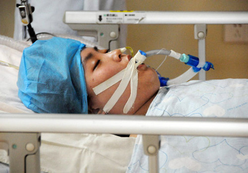 Cô giáo cứu học sinh, giờ vẫn đang hôn mê. Cô giáo cứu học sinh, giờ vẫn đang hôn mê.