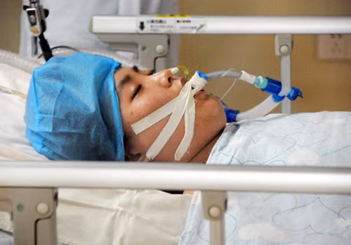 Cô giáo cứu học sinh, giờ vẫn đang hôn mê.