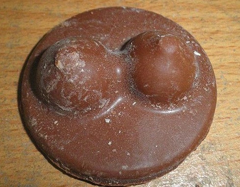 Socola hình bộ ngực. Socola hình bộ ngực.
