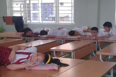 6 học sinh bị đánh đau nhất được cô giáo giữ lại trường cho chườm đá 6 học sinh bị đánh đau nhất được cô giáo giữ lại trường cho chườm đá