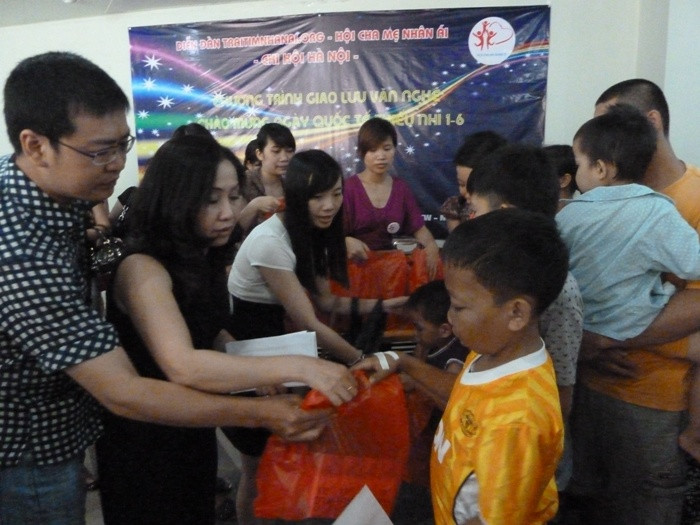 Bà Lan Anh - đai diện Hội trao những phần quà nhỏ cho các bé với những mong muốn các con nhanh khỏi bệnh trở về nhà.