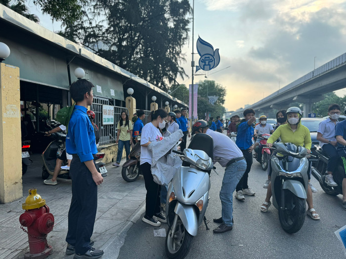 Đường Nguyễn Trãi - nơi tọa lạc của Trường Trung học phổ thông Chuyên Đại học Khoa học Xã hội và Nhân văn và Trường Trung học phổ thông Chuyên Đại học Khoa học tự nhiên (Đại học Quốc gia Hà Nội) sáng nay. be169ceb6e1cce42970d.jpg