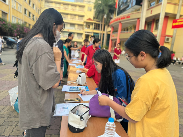 Thí sinh tham dự thi vào lớp 10 Trường Trung học phổ thông Chuyên Khoa học Xã hội và Nhân văn (Đại học Quốc gia Hà Nội). Ảnh: KMC 7ead5a12a8e508bb51f4.jpg