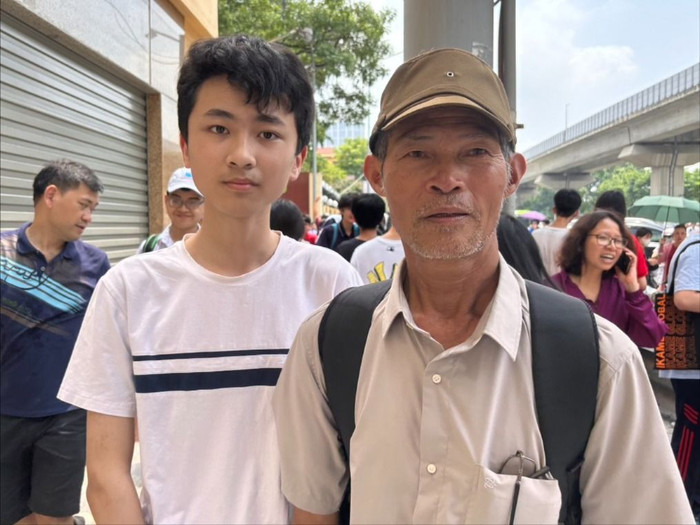 Đưa cháu đi thi, ông Nguyễn Văn Minh bày tỏ: "Nhiều năm rồi ông mới được trải nghiệm khung cảnh rộn ràng ở trường thi". z5500059611624_8fc92e5db35aa5de03cede33e70fdfca.jpg