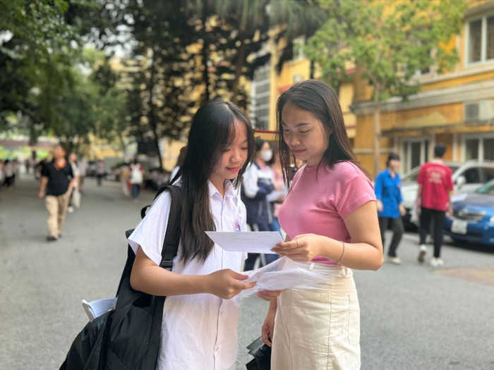 Chị Nguyễn Thị Thái Hà (nhà ở Phù Lỗ, huyện Sóc Sơn, Thành phố Hà Nội) đã dậy từ 3 giờ sáng để đưa con gái đi thi. 285ceedf1c28bc76e539.jpg