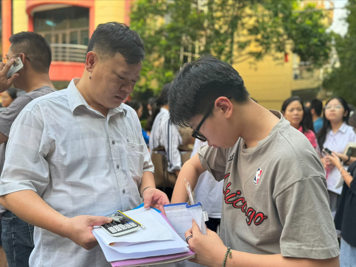 Thí sinh kiểm tra lại vật dụng cần thiết đem vào phòng thi. b2002e95dc627c3c2573.jpg