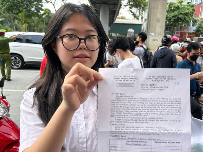 Thí sinh Trịnh Châu Anh (đăng ký thi chuyên Lịch Sử) cho rằng đề thi cũng có những câu hỏi vận dụng thực tiễn, yêu cầu thí sinh có cả hiểu biết về tình hình kinh tế, chính trị, xã hội của đất nước ở thời điểm hiện tại. z5500068085979_1ffd726ce6a9a252256f2c1ccedcacbf.jpg
