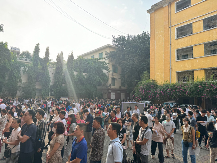 Từ sáng sớm, thí sinh và phụ huynh đã có mặt rất đông ở Trường Đại học Khoa học Xã hội và Nhân văn, Đại học Quốc gia Hà Nội. 0db35565a79207cc5e83.jpg