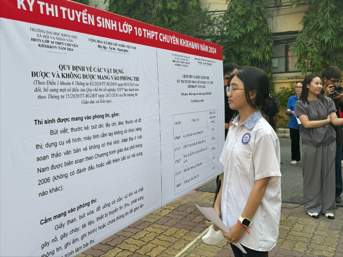 Em Nguyễn Thanh Liệu (huyện Hiệp Hoà, Bắc Giang) một mình bắt xe từ Bắc Giang xuống Hà Nội dự thi. 74db1af66c01cc5f9510.jpg