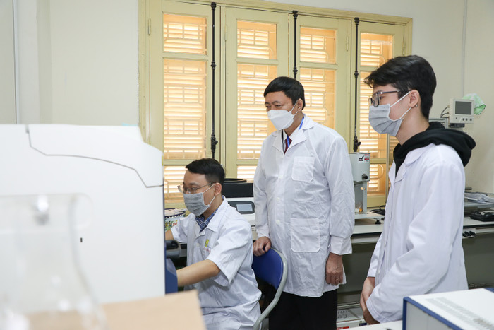 Nhà khoa học làm việc tại phòng thí nghiệm Trường Đại học Khoa học Tự nhiên, Đại học Quốc gia Hà Nội. Ảnh: VNU Ảnh 5.jpg