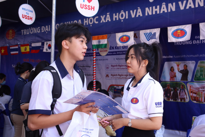 Trường Đại học Khoa học Xã hội và Nhân văn, Đại học Quốc gia Thành phố Hồ Chí Minh đã thực hiện nhiều biện pháp truyền thông hỗ trợ tuyển sinh các ngành khoa học cơ bản. Ảnh: NTCC Ảnh 6.JPG