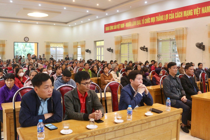 214 gia đình thuộc hộ cận nghèo của Thị xã Phú Thọ được nhận quà Tết từ Tạp chí điện tử Giáo dục Việt Nam và các nhà tài trợ. Ảnh: KMC