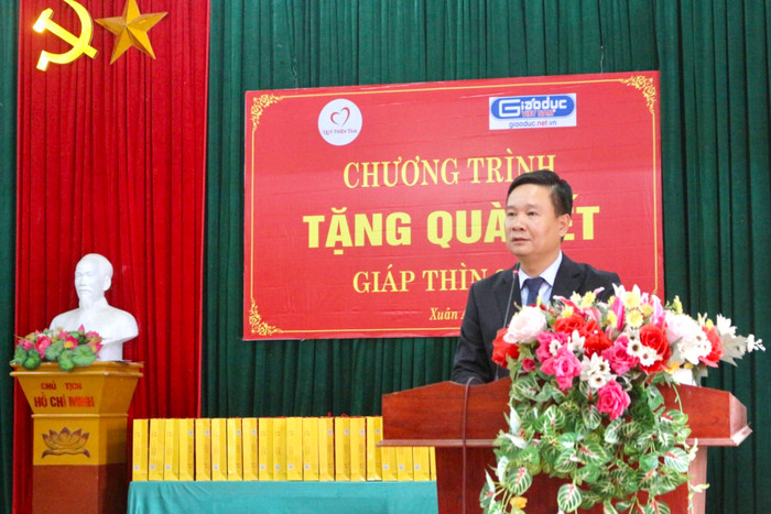 Nhà báo Nguyễn Tiến Bình – Phó Chủ tịch Hiệp hội Các trường đại học, cao đẳng Việt Nam, Tổng Biên tập Tạp chí điện tử Giáo dục Việt Nam phát biểu tại buổi lễ trao quà Tết 2024. Ảnh: KMC