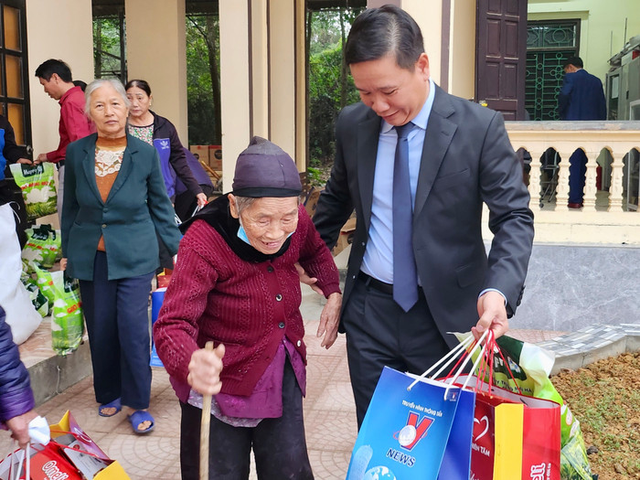 Người cao tuổi có hoàn cảnh khó khăn phấn khởi khi nhận phần quà Tết. Ảnh: KMC