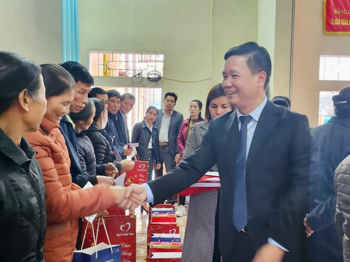 Những món quà Tết có thể chưa có giá trị vật chất lớn, nhưng chứa đựng tình cảm của Tổng Biên tập Tạp chí điện tử Giáo dục Việt Nam, cán bộ cơ quan và các nhà hảo tâm gửi đến bà con nghèo trong dịp Tết đến, xuân về. Ảnh: KMC