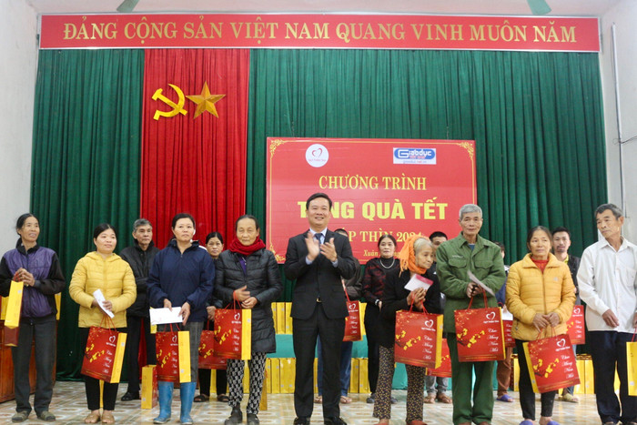 Bà con nhân dân phấn khởi khi được nhận quà Tết. Ảnh: KMC