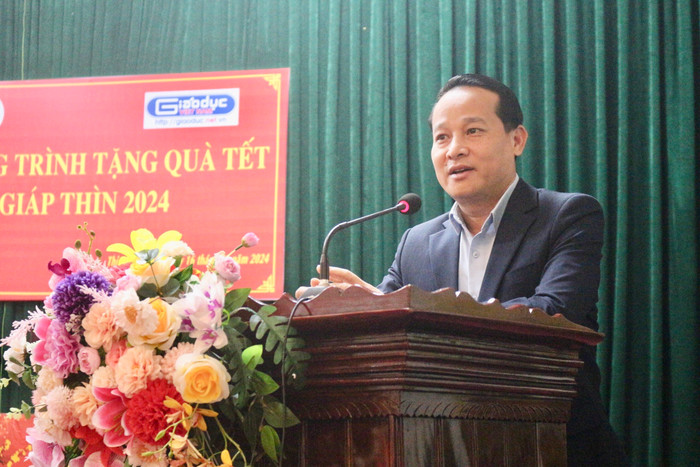 Ông Nguyễn Công Huân – Ủy viên Ban Thường vụ, Phó Chủ tịch Ủy ban Nhân dân Thị xã Phú Thọ, tỉnh Phú Thọ cảm ơn sự quan tâm của Tạp chí điện tử Giáo dục Việt Nam và sự giúp đỡ của các nhà tài trợ. Ảnh: KMC