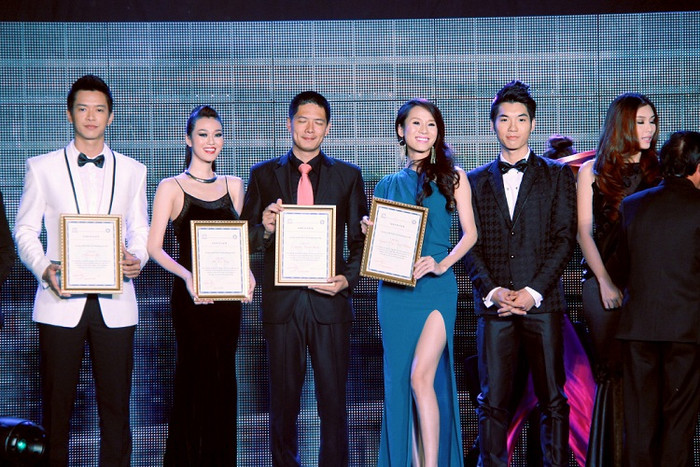 Các người mẫu được tôn vinh: Đức Tiến, Anh Thư, Đức Vĩnh, Bình Minh, Thái Hà, Lan Hương, Trương Thị May, Khánh My, Trương Nam Thành, Lê Khôi Nguyên. Các người mẫu được tôn vinh: Đức Tiến, Anh Thư, Đức Vĩnh, Bình Minh, Thái Hà, Lan Hương, Trương Thị May, Khánh My, Trương Nam Thành, Lê Khôi Nguyên.
