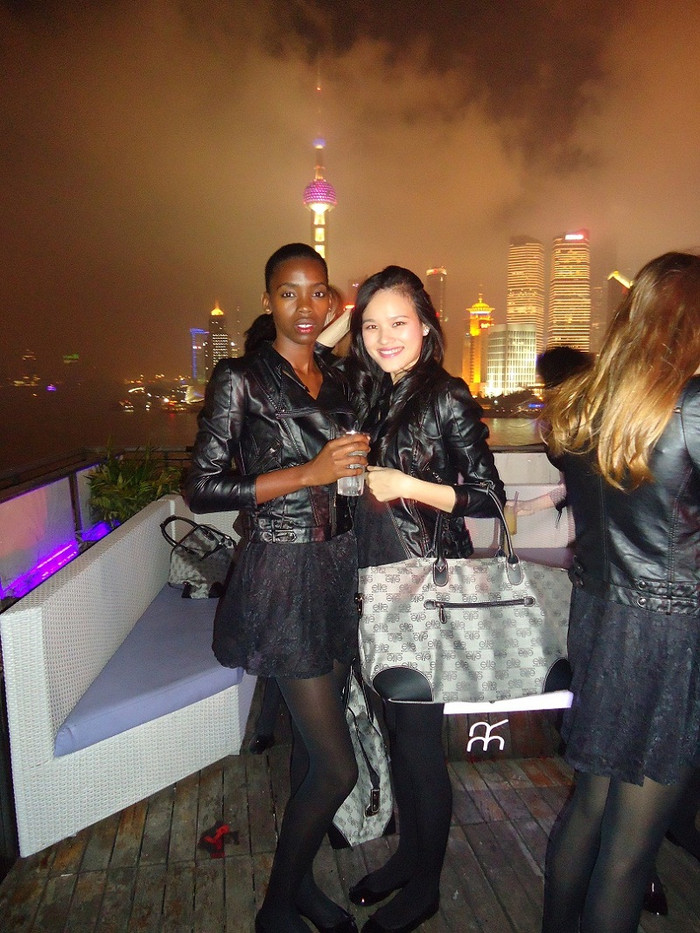 Tuyết Lan rất tự tin và thân thiện. Tuyết Lan rất tự tin và thân thiện.