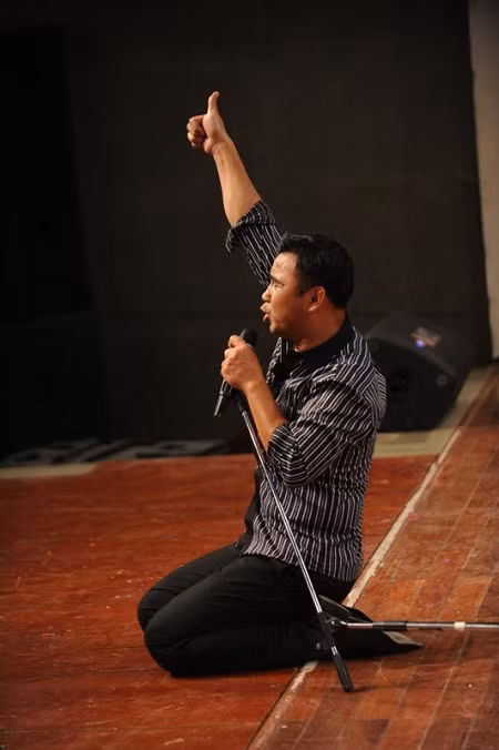 MC Quyền Linh có những phút "phiêu" trên sân khấu không kém các thí sinh