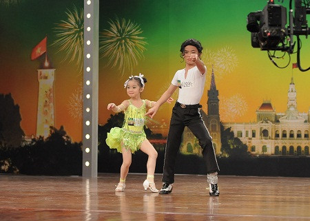 Cặp đôi nhí gây ấn tượng mạnh cho ban giám khảo bởi sự hồn nhiên dễ thương của các em. (ảnh: Tony Lê) Cặp đôi nhí gây ấn tượng mạnh cho ban giám khảo bởi sự hồn nhiên dễ thương của các em. (ảnh: Tony Lê)