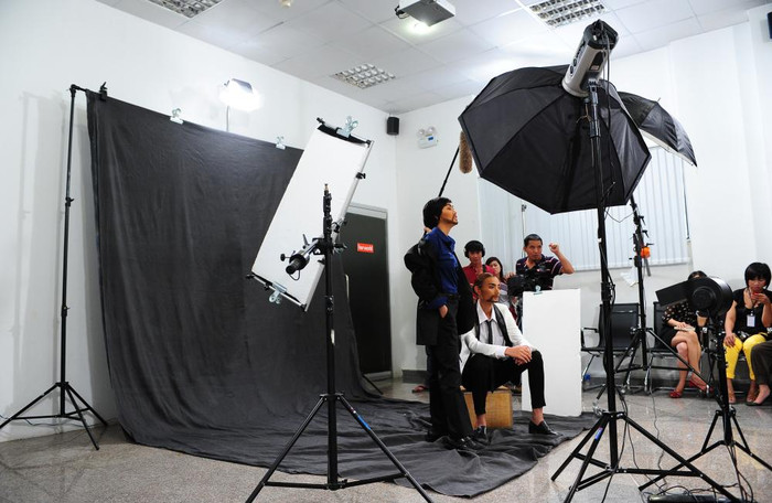 Thúy được mọi người trầm trồ và ngạc nhiên nhiều nhất khi cô sau khi hóa trang thì rất… đẹp trai theo kiểu các cầu thủ của Italia. Thúy được mọi người trầm trồ và ngạc nhiên nhiều nhất khi cô sau khi hóa trang thì rất… đẹp trai theo kiểu các cầu thủ của Italia.