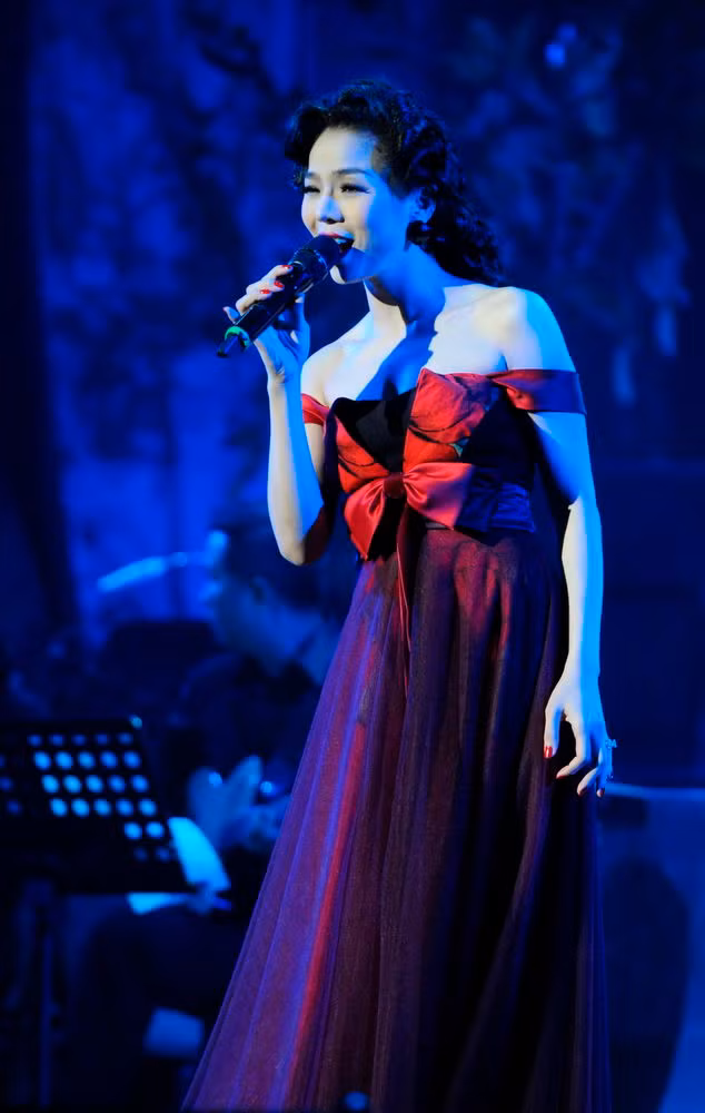 Những bản tình xưa lần lượt trải dài theo chương trình đưa khán giả bay qua những miền dư âm khác nhau, có một chút quen thuộc, một chút lạ lẫm