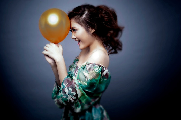 Hình ảnh một ca sĩ trẻ trung, tươi mới và biết cách chiều lòng khán giả bằng những bài hát mới, có đầu tư và cả giá trị nghệ thuật chính là điểm nhấn trong album đầu tay này Hình ảnh một ca sĩ trẻ trung, tươi mới và biết cách chiều lòng khán giả bằng những bài hát mới, có đầu tư và cả giá trị nghệ thuật chính là điểm nhấn trong album đầu tay này