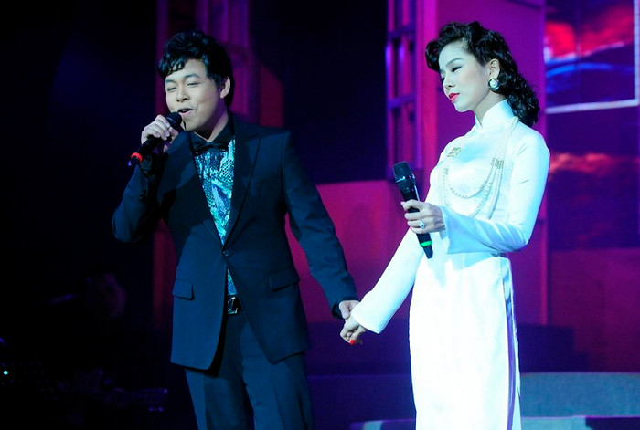 Khách mời Quang Lê đã cùng Lệ Quyên song ca "Sầu tím thiệp hồng" đong đầy cảm xúc, khán giả lặng im để nghe và chia sẻ Khách mời Quang Lê đã cùng Lệ Quyên song ca "Sầu tím thiệp hồng" đong đầy cảm xúc, khán giả lặng im để nghe và chia sẻ