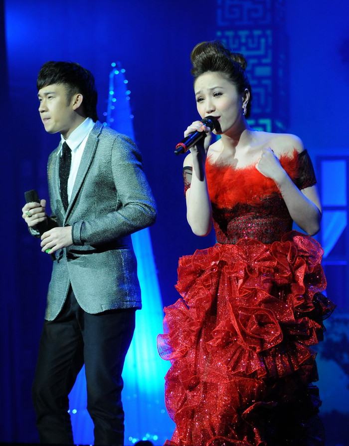 Tiết mục song ca với Dương Triệu Vũ được khán giả đón nhận nồng nhiệt bởi sự trẻ trung, dễ thương Tiết mục song ca với Dương Triệu Vũ được khán giả đón nhận nồng nhiệt bởi sự trẻ trung, dễ thương