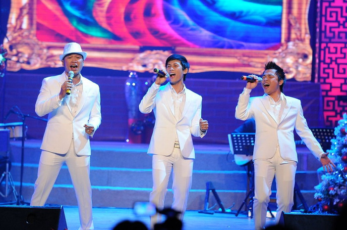 Nhóm MTV khuấy động chương trình với bài hát sôi động Jingle bell rock Nhóm MTV khuấy động chương trình với bài hát sôi động Jingle bell rock