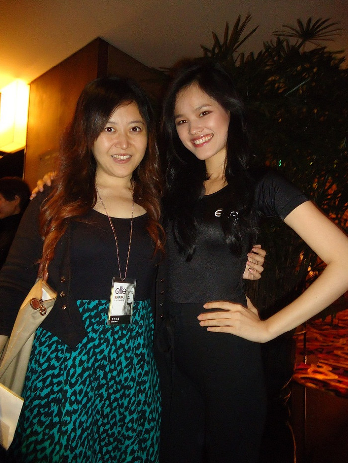 Cùng tạo dáng với một thành viên Ban tổ chức. Cùng tạo dáng với một thành viên Ban tổ chức.