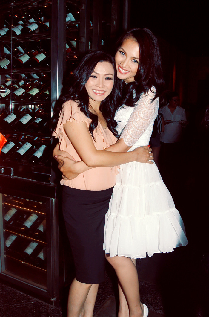 Phương Thanh rất vui khi gặp được những người bạn như Anh Thư trong buổi tiệc tối qua