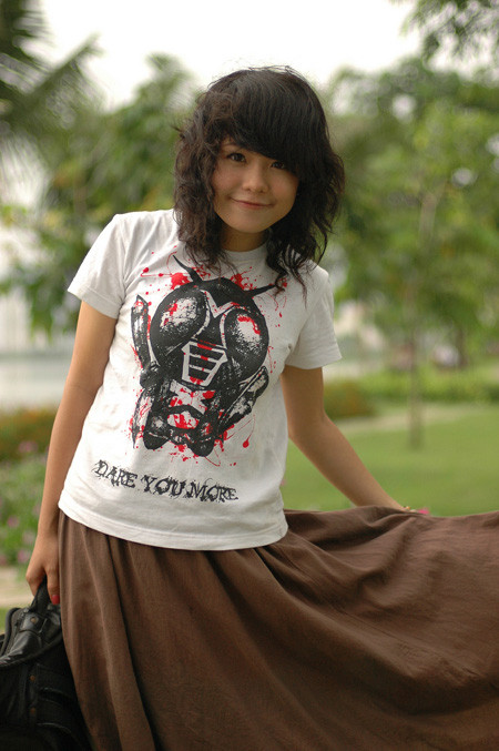 Đôi lúc Thái Trinh xuất hiện với áo thun rộng, váy xòa hơi... ngố nhưng đó lại là nét dễ thương. Đôi lúc Thái Trinh xuất hiện với áo thun rộng, váy xòa hơi... ngố nhưng đó lại là nét dễ thương.