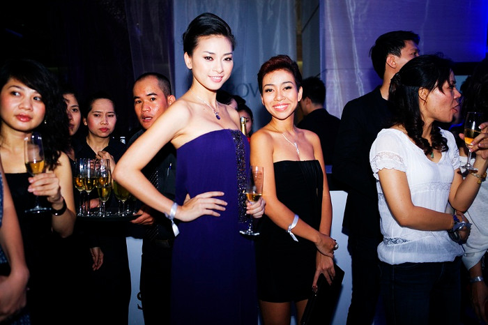 Thảo Trang tạo dáng bên Ngô Thanh Vân