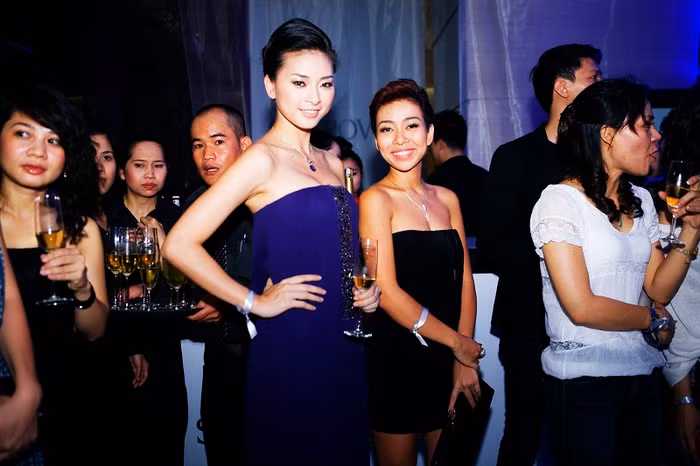 Thảo Trang tạo dáng bên Ngô Thanh Vân Thảo Trang tạo dáng bên Ngô Thanh Vân