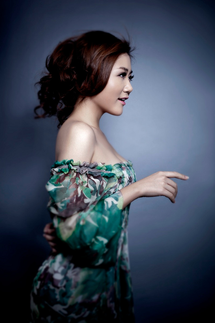 Album "Hãy mỉm cười" là tập hợp những tác phẩm mới được nhà sản xuất Huy Tuấn tuyển lựa kỹ càng từ những sáng tác của nhiều nhạc sỹ tên tuổi như Nguyễn Đức Cường, Giáng Son, Huy Tuấn, Đức Trí, Minh Vương, Hà Quang Minh... Album "Hãy mỉm cười" là tập hợp những tác phẩm mới được nhà sản xuất Huy Tuấn tuyển lựa kỹ càng từ những sáng tác của nhiều nhạc sỹ tên tuổi như Nguyễn Đức Cường, Giáng Son, Huy Tuấn, Đức Trí, Minh Vương, Hà Quang Minh...