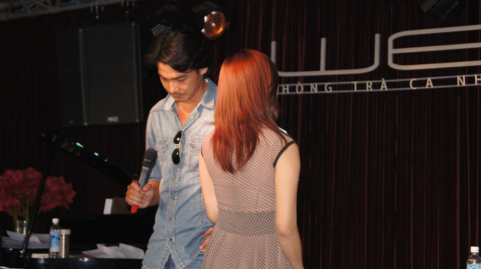 Ngọc Anh không ít lần "giấu mặt" trước ống kính phóng viên khi tập hát Ngọc Anh không ít lần "giấu mặt" trước ống kính phóng viên khi tập hát