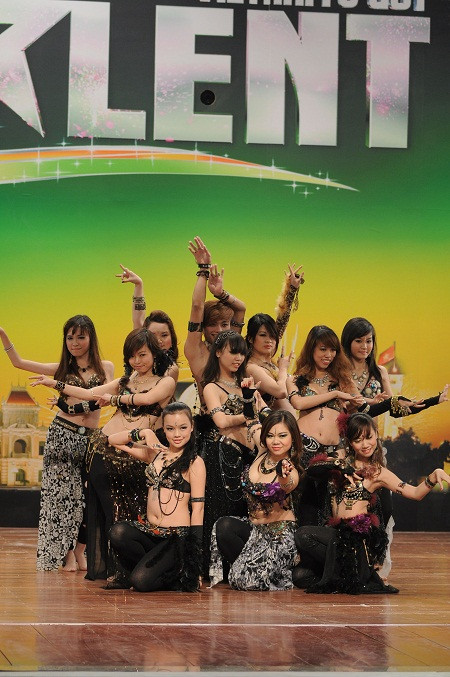 Nhóm Sadie Belly Dance trình diễn phần thi múa bụng gợi cảm Nhóm Sadie Belly Dance trình diễn phần thi múa bụng gợi cảm