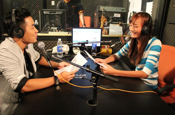 Lê Thị Thúy tập làm MC và... cũng cười nắc nẻ. Lê Thị Thúy tập làm MC và... cũng cười nắc nẻ.