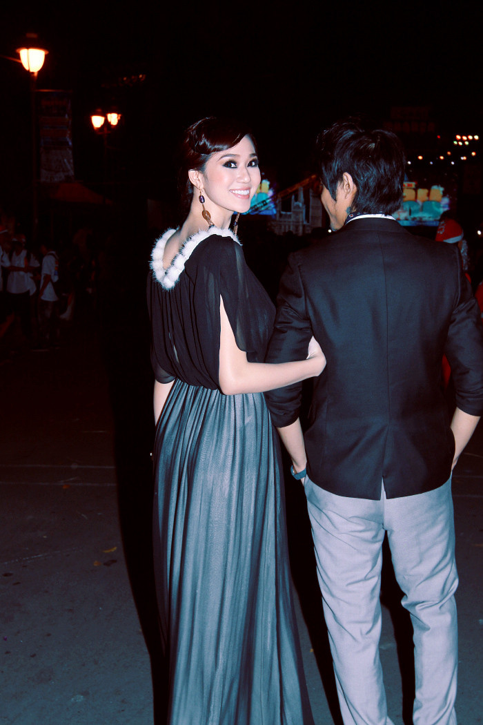 Khánh My từng dự thi Hoa hậu người Việt hoàn cầu với Ngọc Trinh và có thời điểm được dự đoán sẽ cạnh tranh ngôi vị cao nhất. Kết quả chung cuộc là cô giành danh hiệu Miss Áo dài đầy thuyết phục. Trong ảnh, Khánh My và chàng trai "bí ẩn" dạo phố đêm Noel.