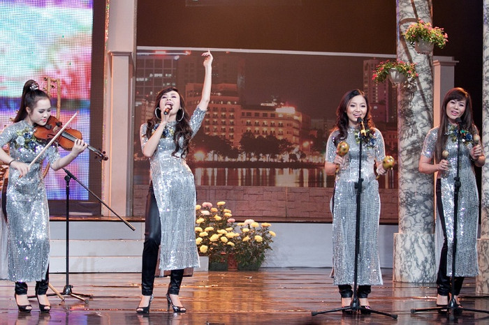 Nhóm Mặt Trời Đỏ gồm 4 gương mặt nữ cũng gây ấn tượng bằng việc tự chơi những nhạc cụ dân tộc và hát ca khúc Mặt trời dịu êm, một sáng tác của nhạc sỹ Dương Thụ. Nhóm Mặt Trời Đỏ gồm 4 gương mặt nữ cũng gây ấn tượng bằng việc tự chơi những nhạc cụ dân tộc và hát ca khúc Mặt trời dịu êm, một sáng tác của nhạc sỹ Dương Thụ.