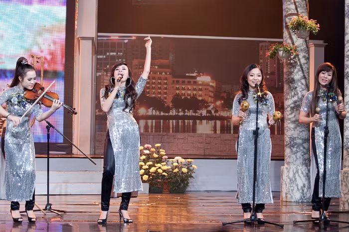 Nhóm Mặt Trời Đỏ gồm 4 gương mặt nữ cũng gây ấn tượng bằng việc tự chơi những nhạc cụ dân tộc và hát ca khúc Mặt trời dịu êm, một sáng tác của nhạc sỹ Dương Thụ.