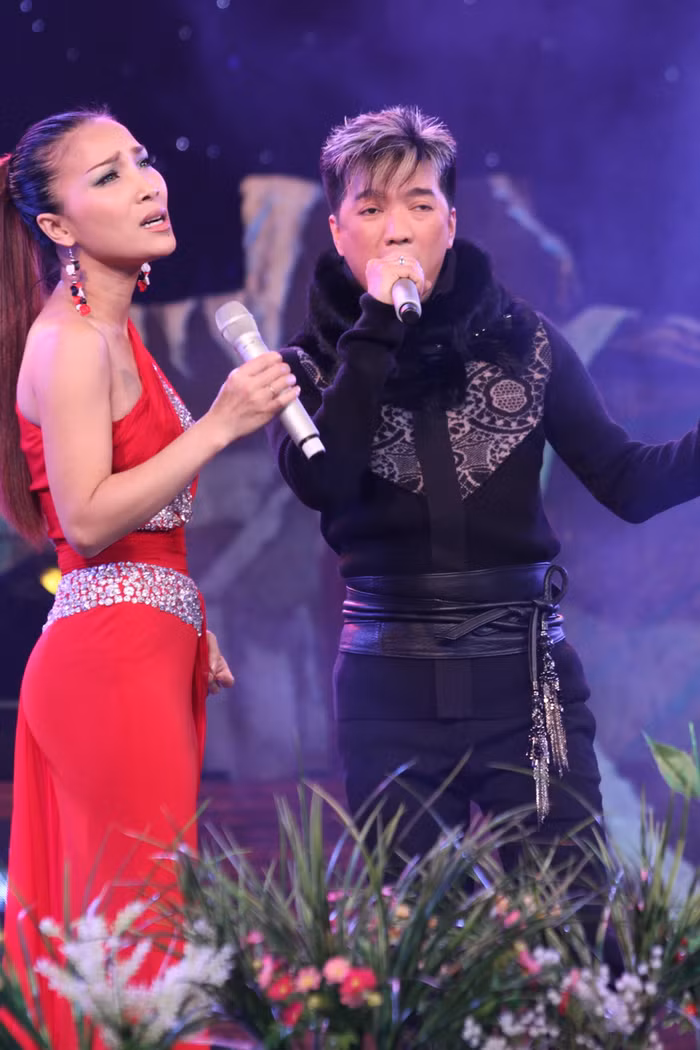 "Hai mùa Noel", một bản tình ca Giáng sinh buồn đã mang đến cho đêm nhạc nhiều kỉ niệm qua tiếng hát Đàm Vĩnh Hưng và Hồng Ngọc. Đây là ca khúc ưa thích của cặp đôi này mỗi khi Noel về