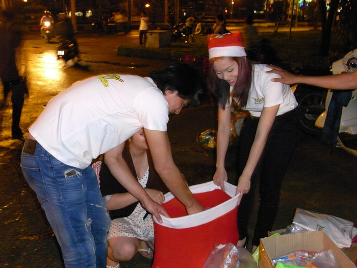 Chương trình được triển khai với mục tiêu tạo điều kiện cho những người có hoàn cảnh khó khăn một mùa Giáng Sinh thật ấm cúng và trọn vẹn. Cặp đôi người mẫu, diễn viên Quách Ngọc Ngoan và ca sỹ Ngọc Anh trong vai trò đại sứ nhân ái, cùng các tình nguyện viên của NHP tại TP.HCM đã trao 200 phần quà đến tận tay cho các em nhỏ và những gia đình lao động nghèo, những trẻ lang thang đường phố trong đêm 23/12/2011.